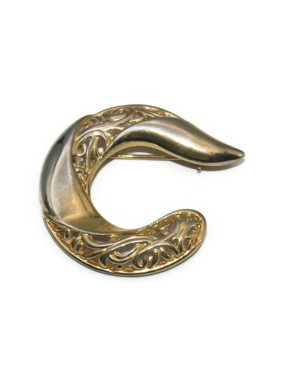 Vintage Gold Tone Cut Out Design Brooch.